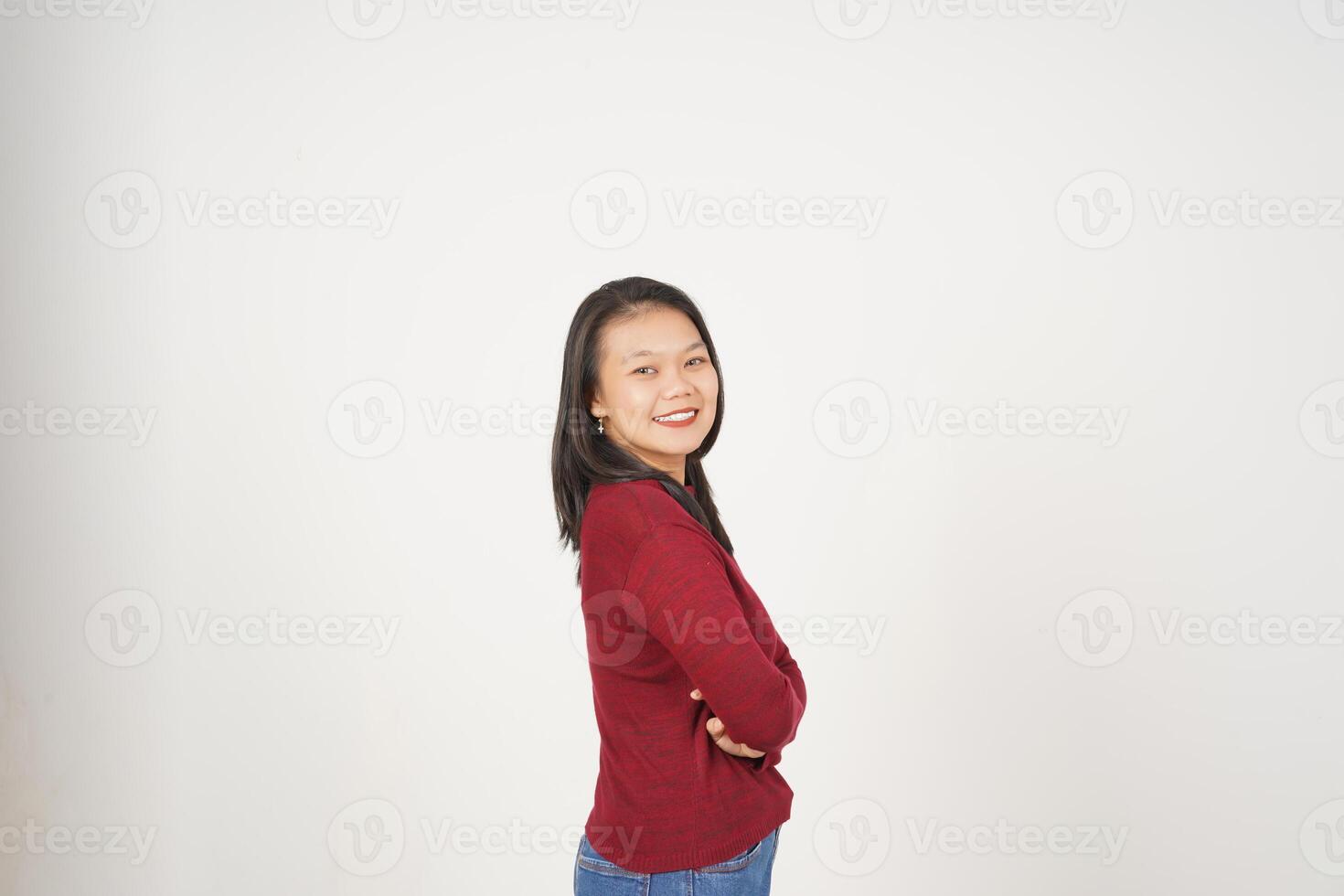 jung asiatisch Frau im rot T-Shirt gekreuzt Waffen und lächelnd beim Kamera isoliert auf Weiß Hintergrund foto