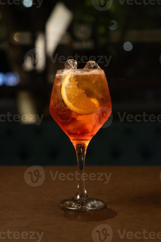 Aperol Spritz Glas auf dunkel Restaurant Hintergrund foto