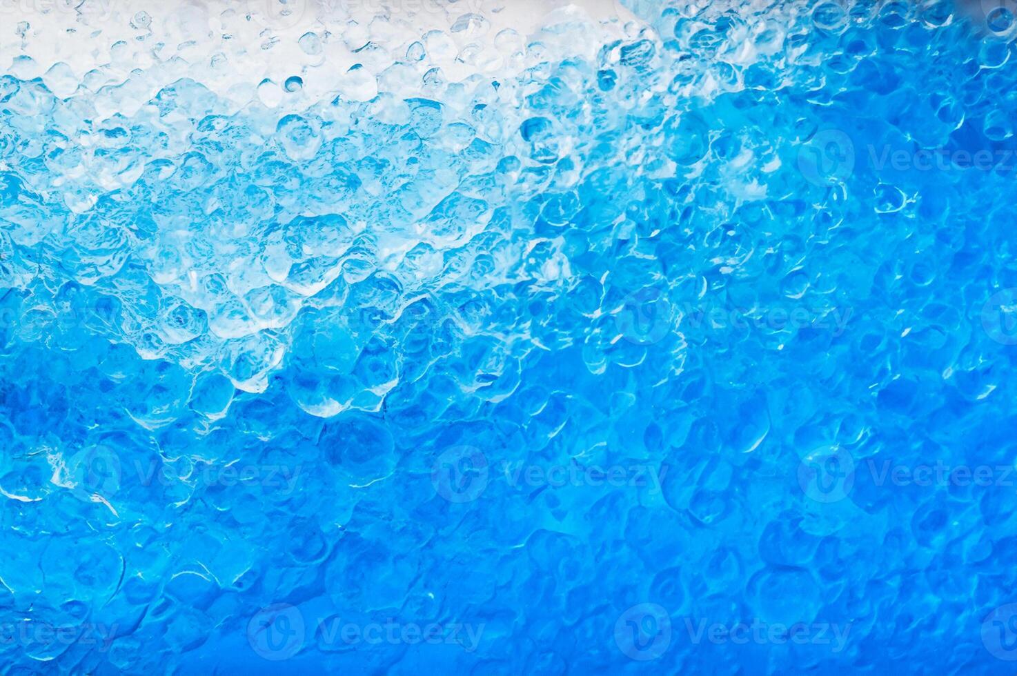 Luftblasen im Blau Wasser, still Szene auf ein Weiß Hintergrund foto