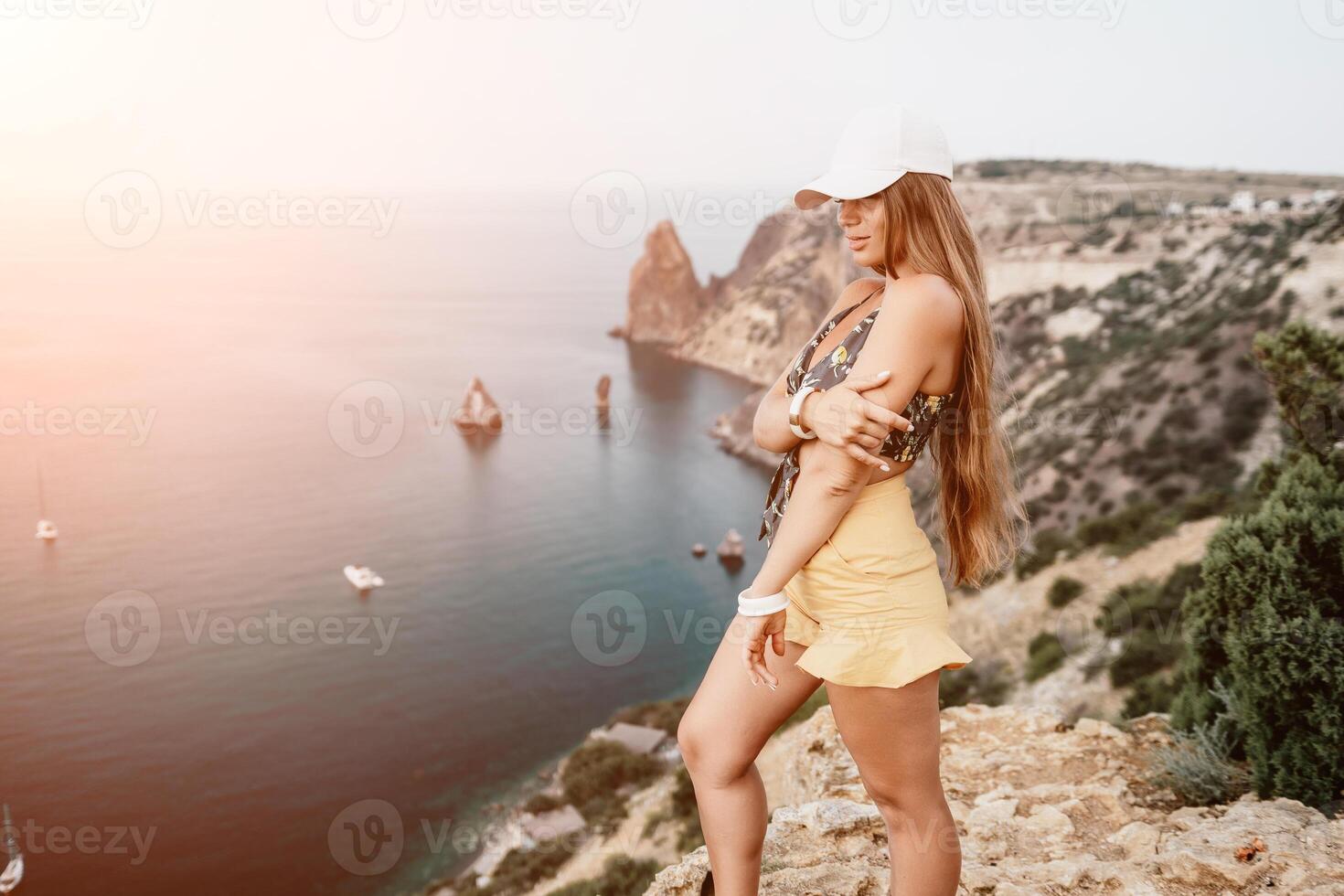 Frau Reise Meer. glücklich Tourist nehmen Bild draußen zum Erinnerungen. Frau Reisender sieht aus beim das Kante von das Cliff auf das Meer Bucht von Berge, Teilen Reise Abenteuer Reise foto