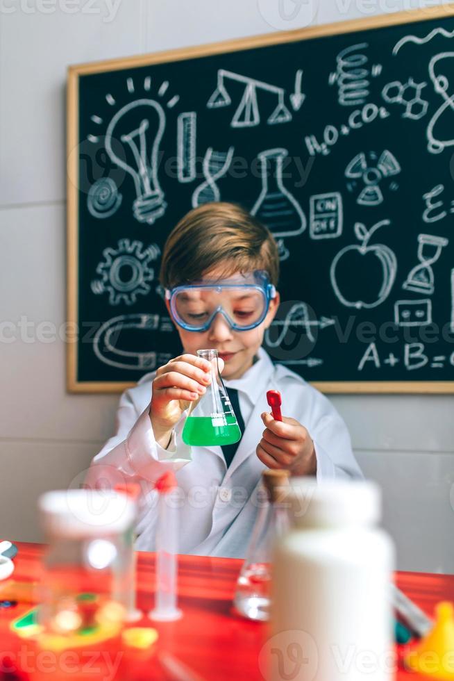 Junge spielt mit Chemiespiel foto