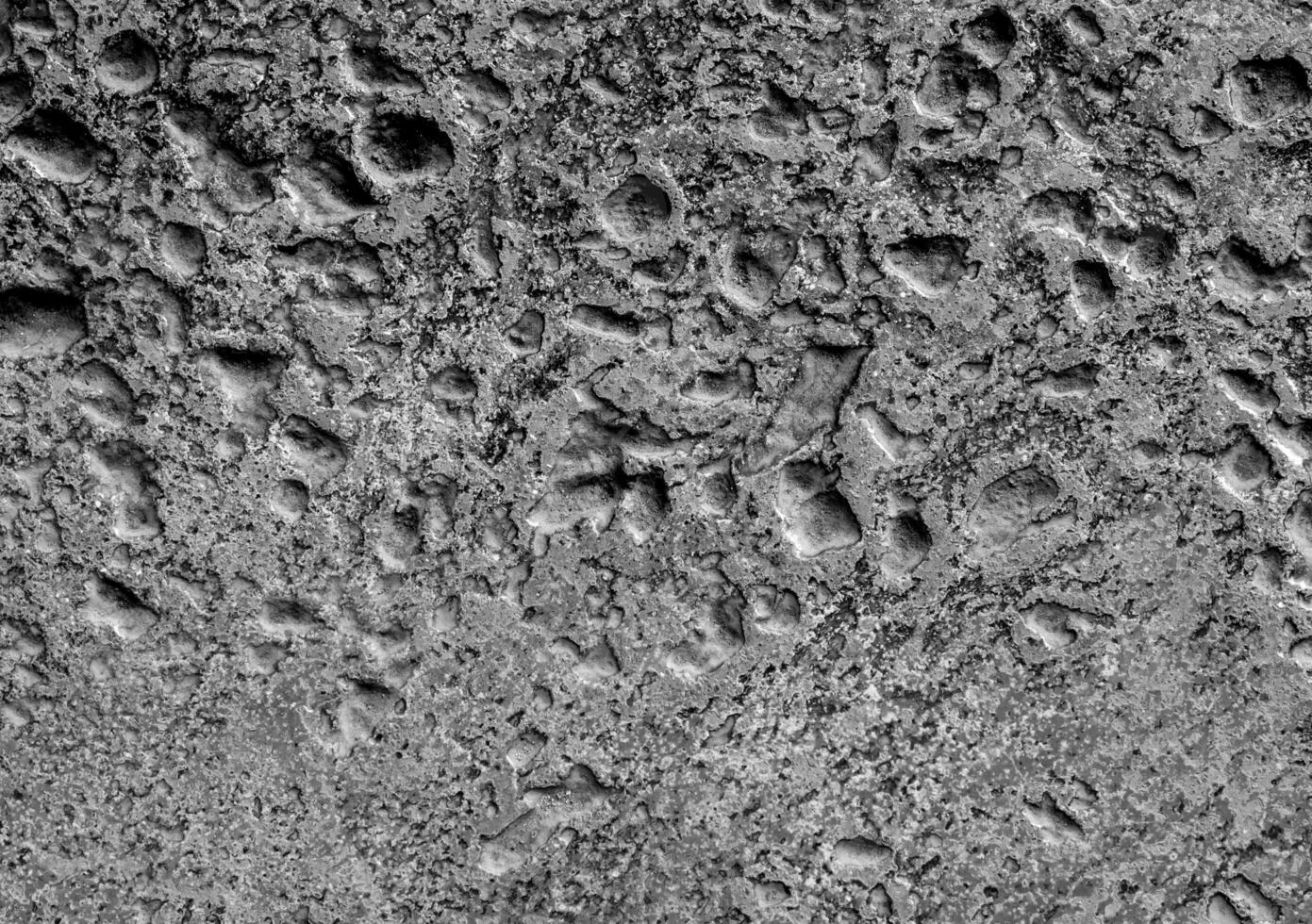 viele zerklüftete Löcher auf dem rostfarbenen Betonboden foto