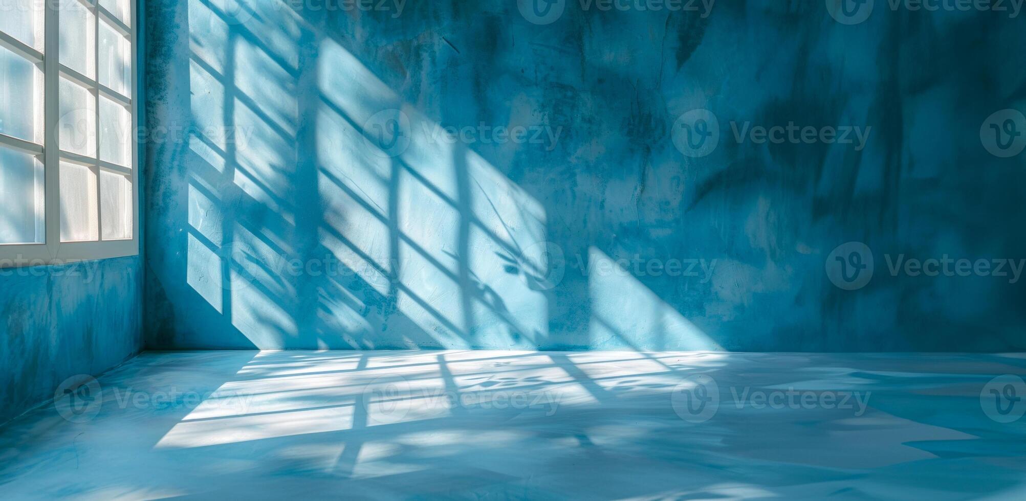 ai generiert minimalistisch Blau Zimmer mit Sonnenlicht durch Fenster foto