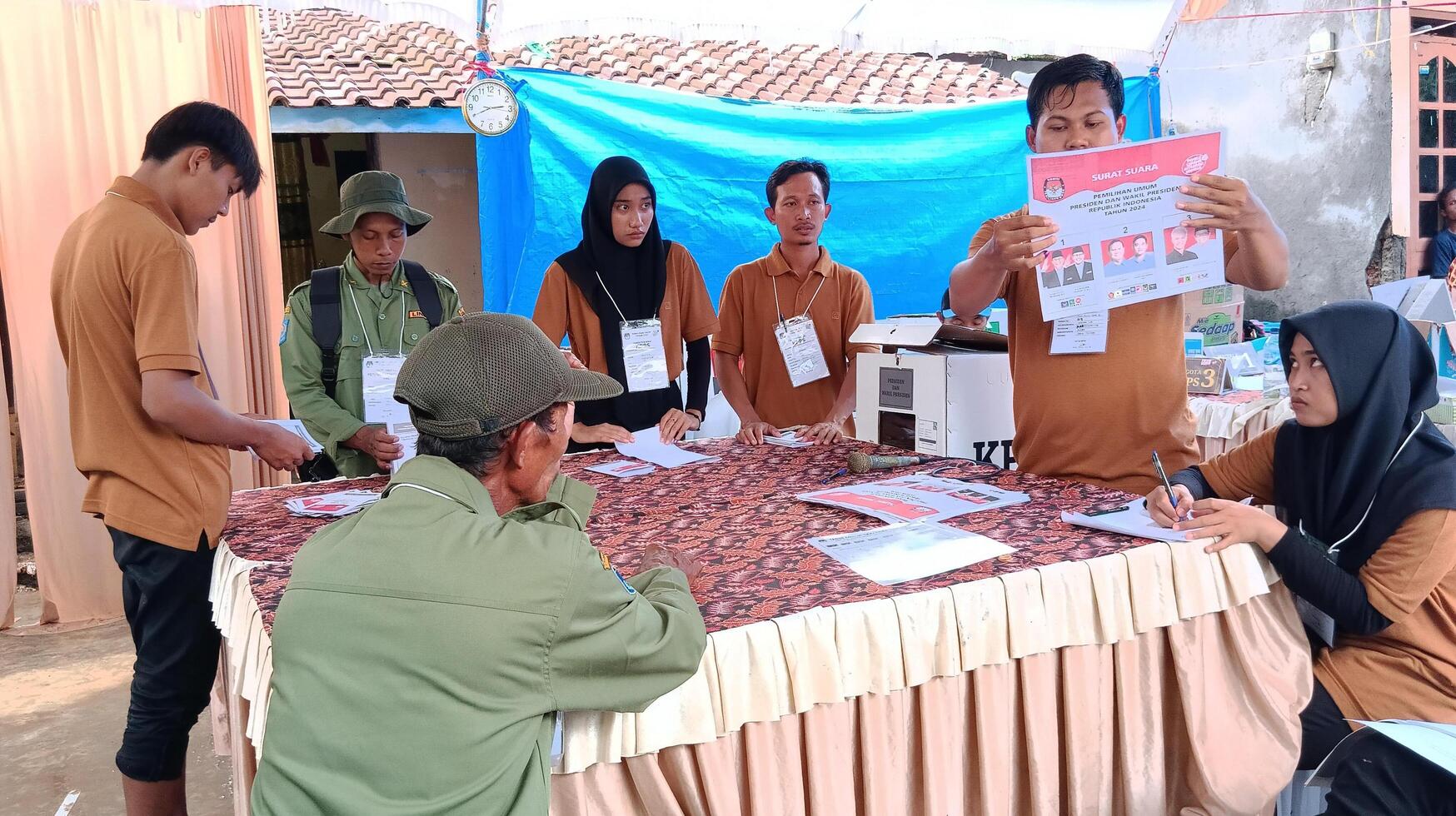 Demak, Indonesien - - Februar, 2024 - - Abstimmung Zählen Prozess beim tps, indonesisch Präsidentschaftswahl Wahl. foto