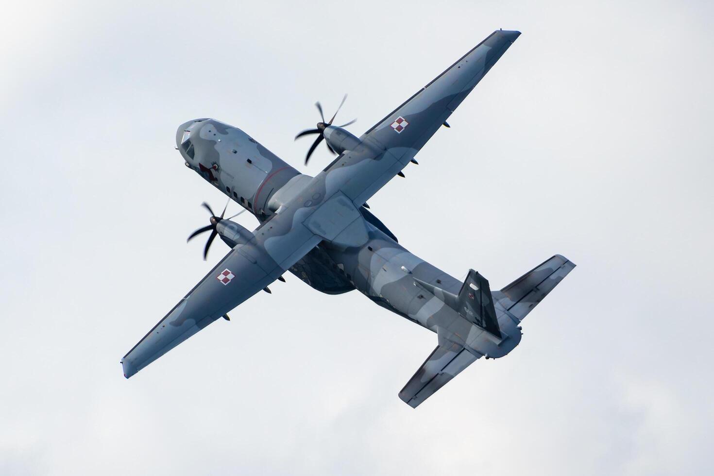 Radom, Polen, 2023 - - Polieren Luft Macht Airbus casa c295 Transport Flugzeug fliegend. Luftfahrt und Militär- Flugzeug. foto