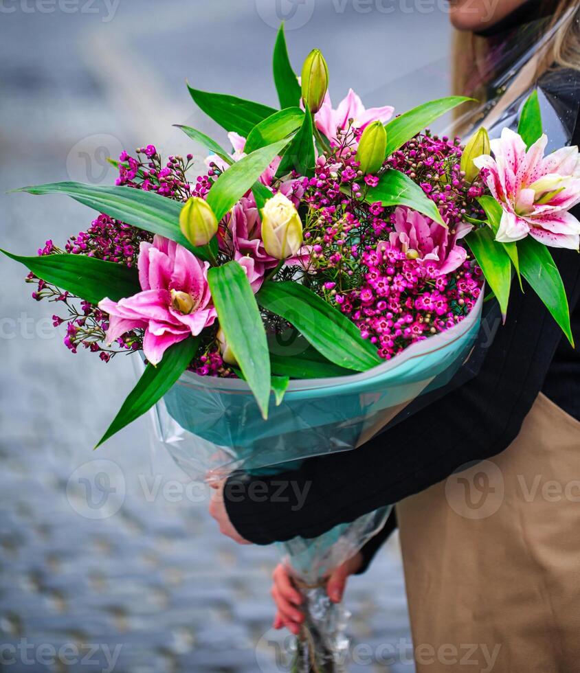 Frau hält Blumenstrauß foto