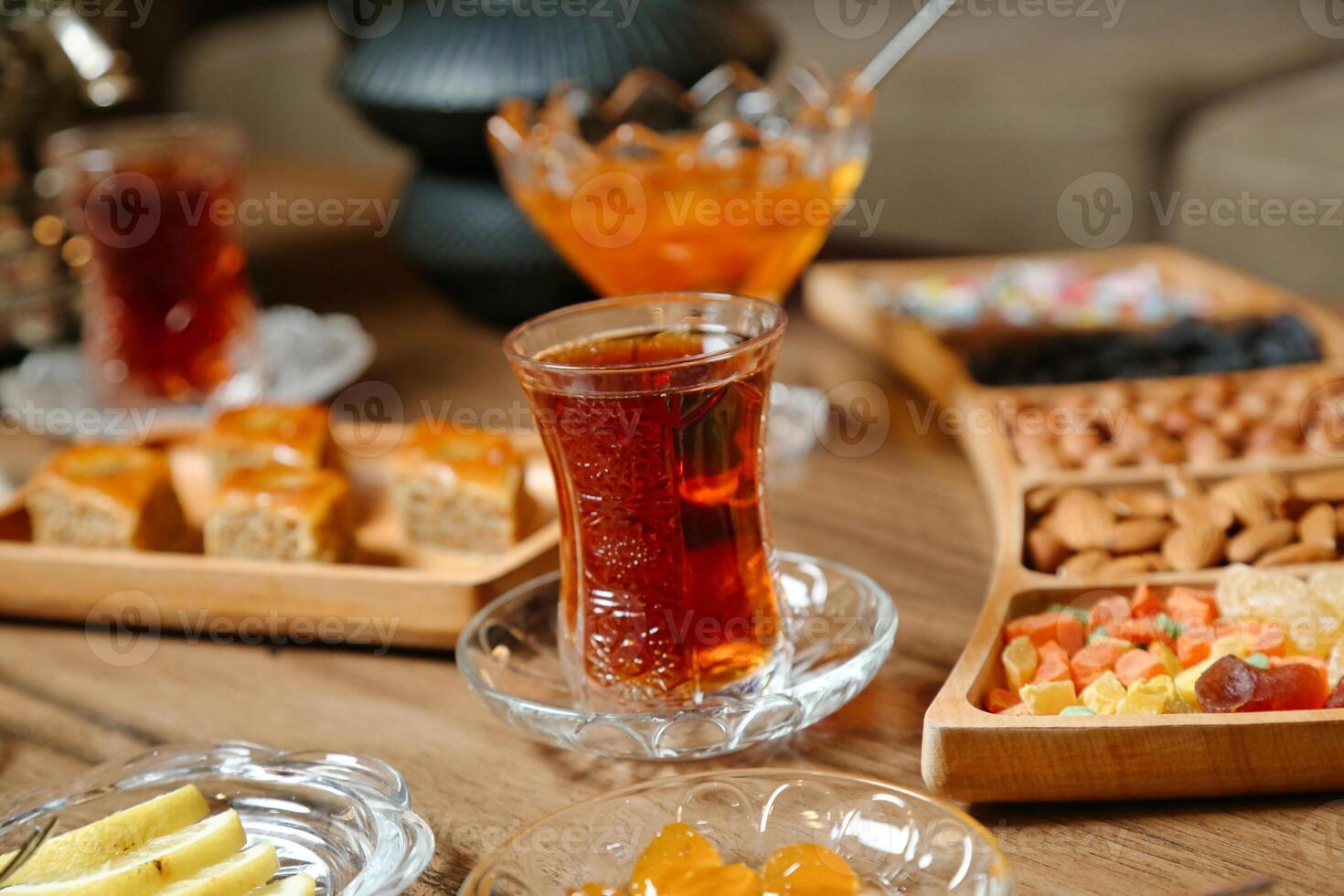 hölzern Tabelle geschmückt mit Platten von köstlich Essen und erfrischend Getränke foto