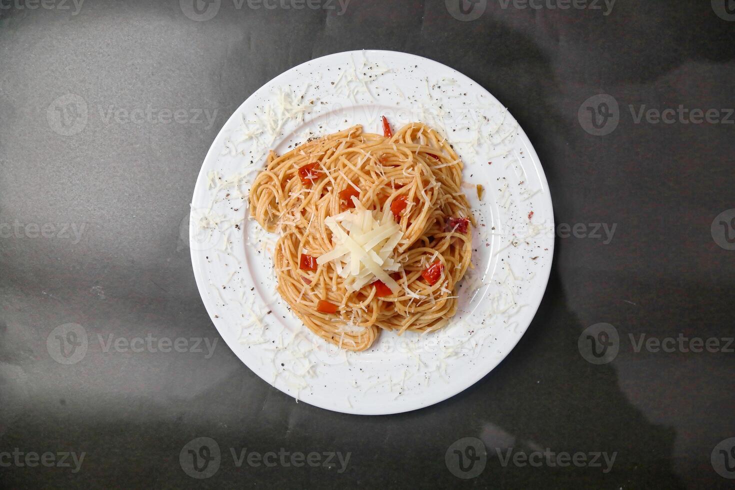 Weiß Teller mit Spaghetti und Soße foto