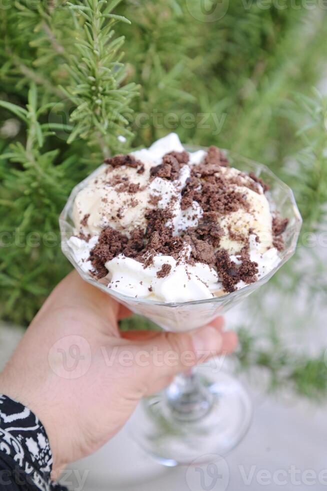 Person halten ein köstlich Dessert im ihr Hand foto