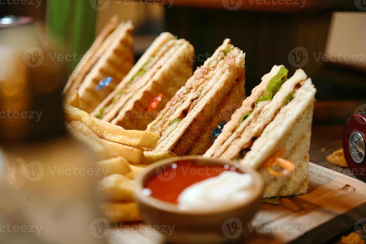 Nahansicht von ein Teller von Sandwiches foto