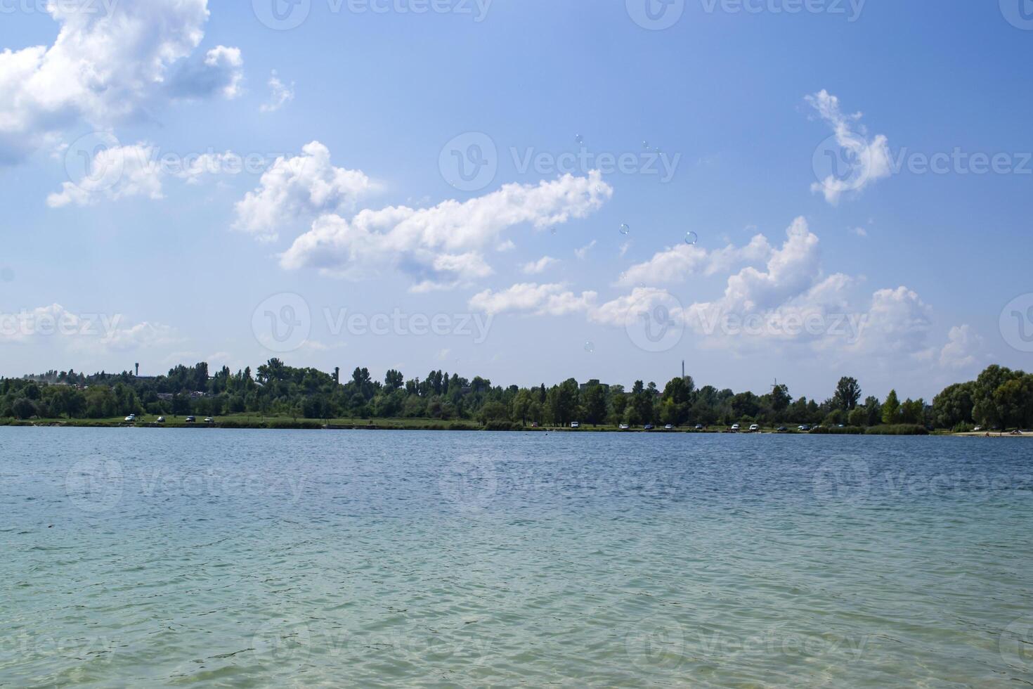 schön Blau See. Sommer- Landschaft. das Schönheit von Natur. foto