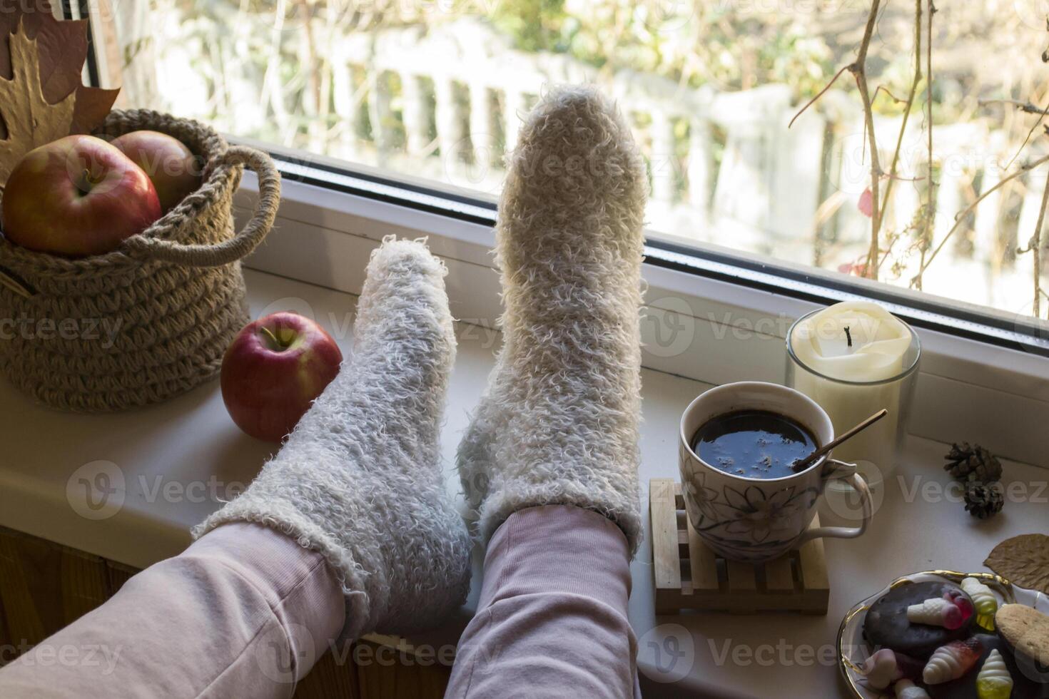 Frau entspannend mit Tasse von Kaffee beim heim. foto