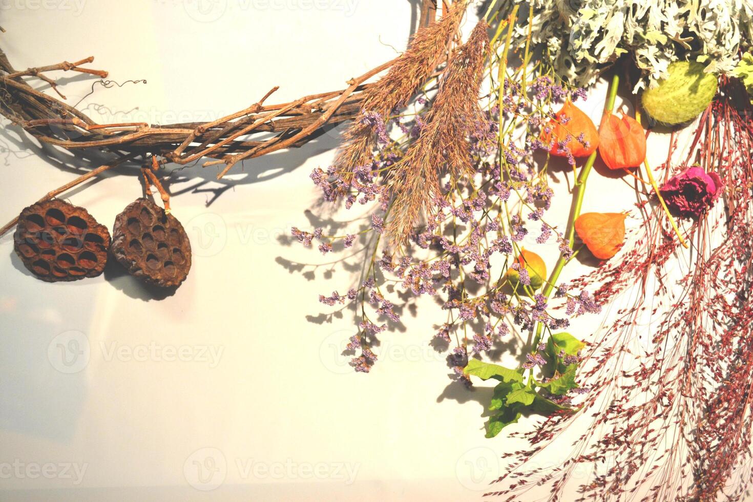 getrocknet Blumen auf ein Schreibtisch. das Werkzeuge zum Dekoration. foto