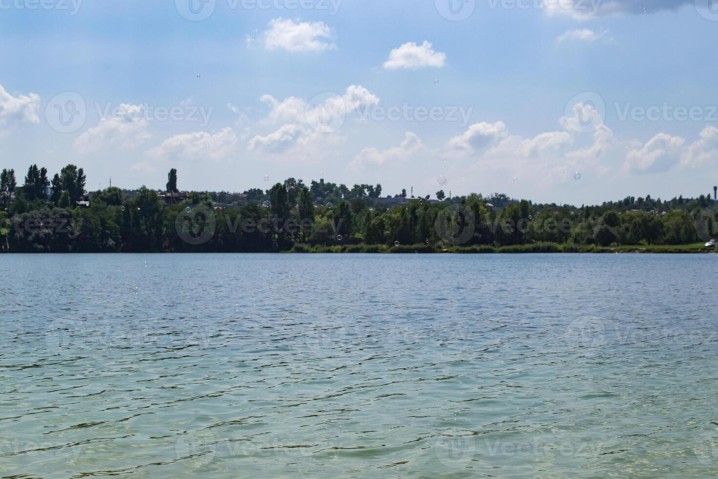 schön Blau See. Sommer- Landschaft. das Schönheit von Natur. foto