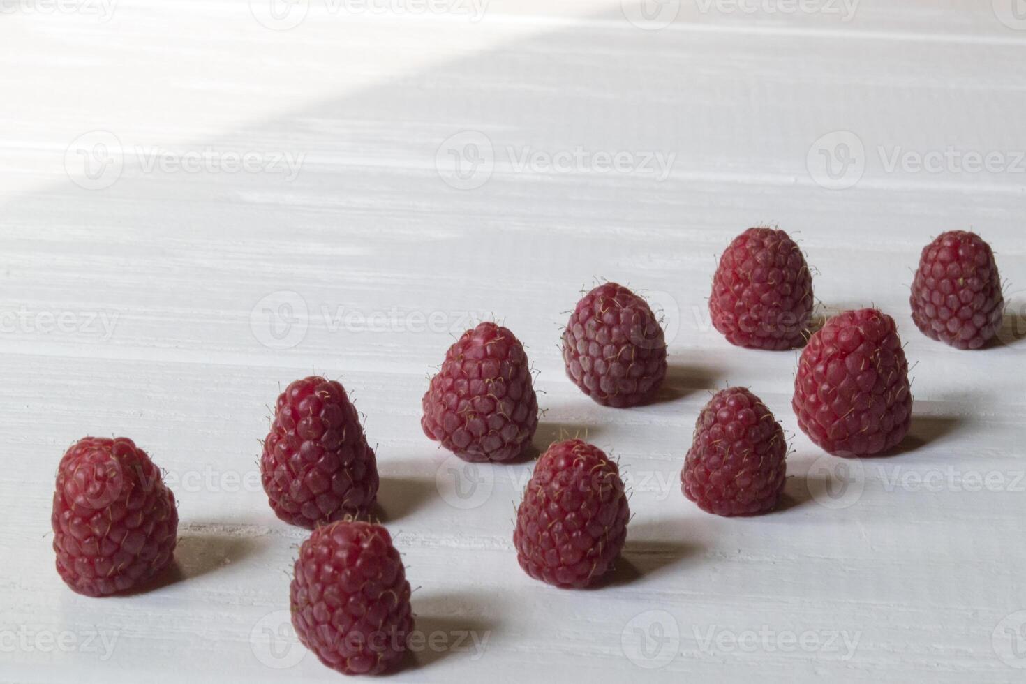 reif Himbeeren auf ein Weiß hölzern Hintergrund. foto