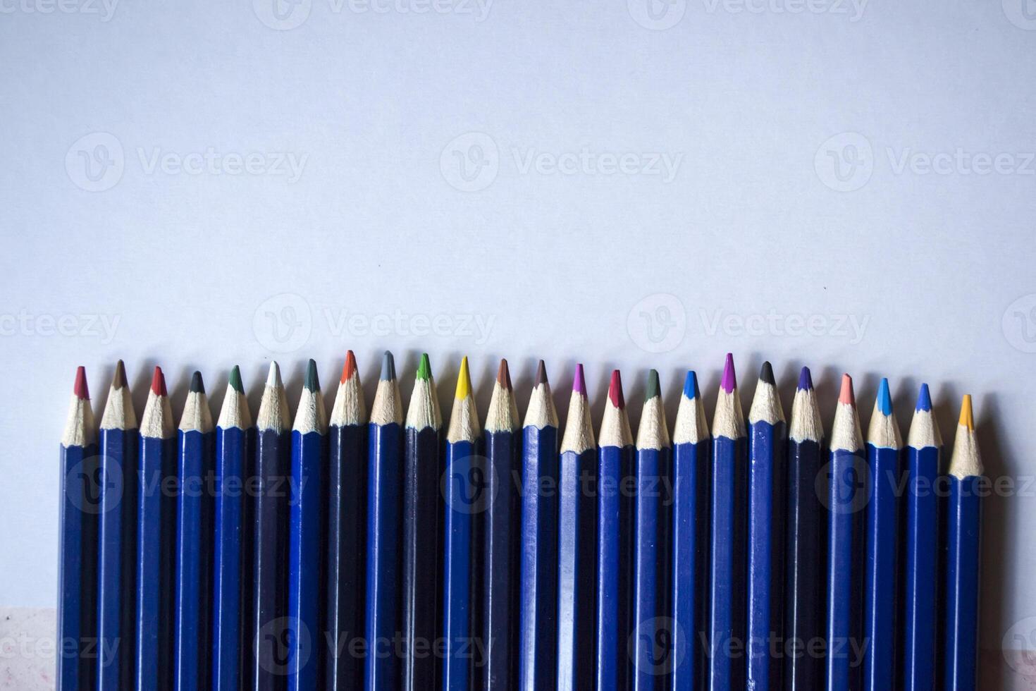 das einstellen von farbig Bleistifte schließen hoch. foto