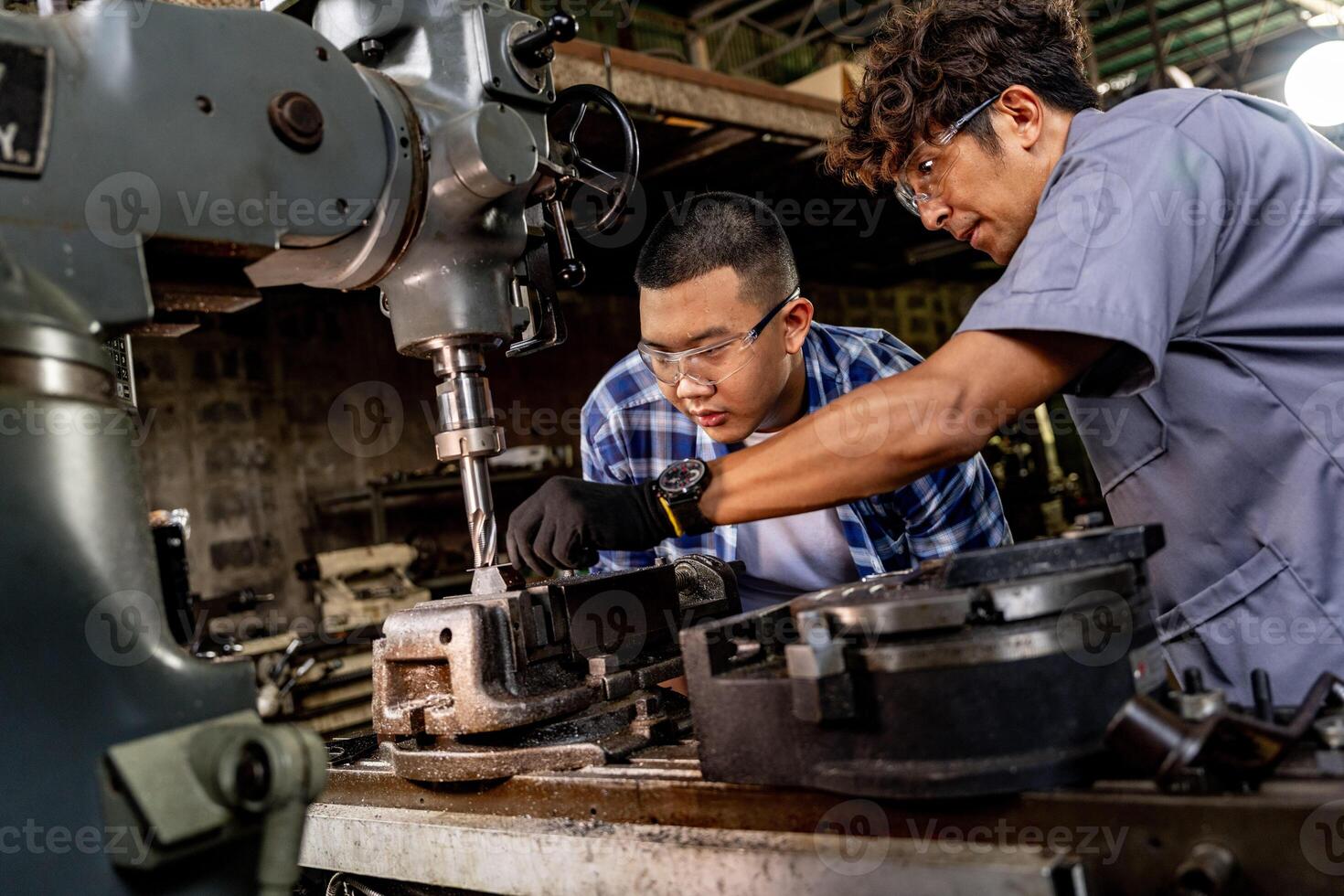 asiatisch Arbeiter im Produktion Pflanze Bohren beim Maschine. Fachmann Arbeiter in der Nähe von Bohren Maschine auf Fabrik. Fertigstellung Metall Arbeiten intern Stahl Oberfläche auf Drehbank Schleifer Maschine mit fliegend Funken. foto