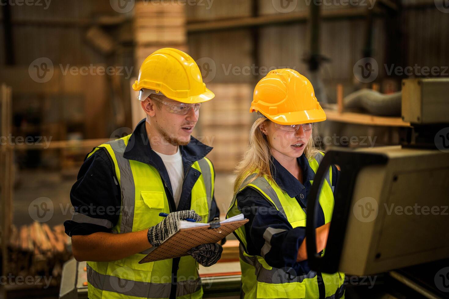 Schauspielerei Ingenieur Arbeitskräfte Stehen zu Steuerung Panel schalten. Menschen funktioniert beim schwer Maschine beim Industrie Fabrik. mit Maschinen Ausrüstung Pflanze Technologie. Clever Industrie Arbeiter Betriebs. foto