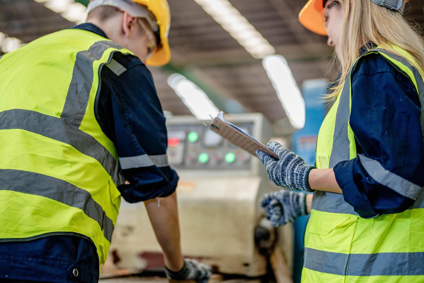 Arbeiter Tischler Arbeiten im Maschinen zu Schnitt Holz Holz. Mann und Frau sind basteln mit Holz im ein Werkstatt. zwei Handwerker oder Handwerker Arbeiten mit Zimmermann Werkzeuge oder elektrisch Maschinen. foto