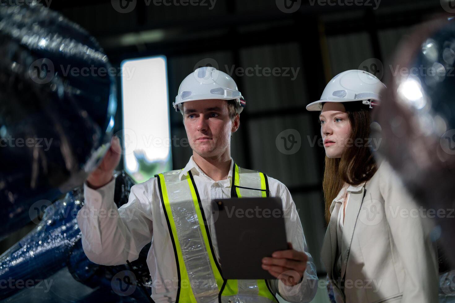 Der Umsatz Manager und Fabrik Inhaber im Anzüge verhandeln Verkauf Roboter benutzt im das Fabrik. Geschäft Ingenieure Treffen und Überprüfung Neu Maschine Roboter. Arbeitskräfte Gehen beim Warenhaus Schweißen Maschine. foto