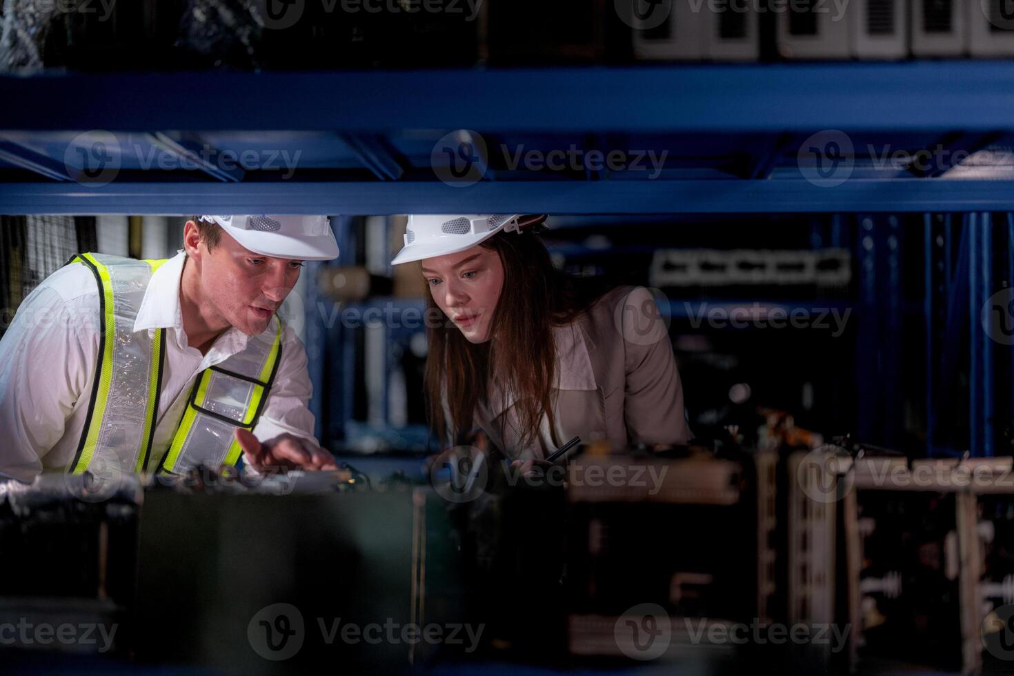 Techniker Ingenieure Mannschaft Überprüfung das Maschine und Instandhaltung Service. Arbeitskräfte suchen beim schonen Teile im Lager beim Warenhaus Fabrik. Arbeiter mit ein Checkliste suchen auf Teil von Maschine Teile. foto