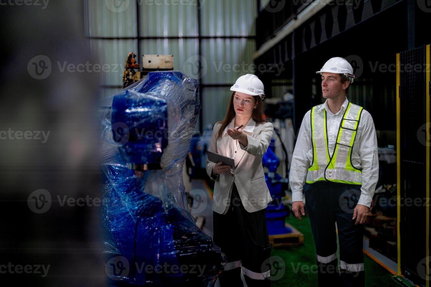 Geschäft Frau und Mann Treffen und Überprüfung Neu Maschine Roboter. Ingenieur Gehen beim Warenhaus Industrie Maschine. Geschäft Verhandlung Konzepte und Technologie. Frau ist mit Clever Tablette zu Geschenk Mann. foto