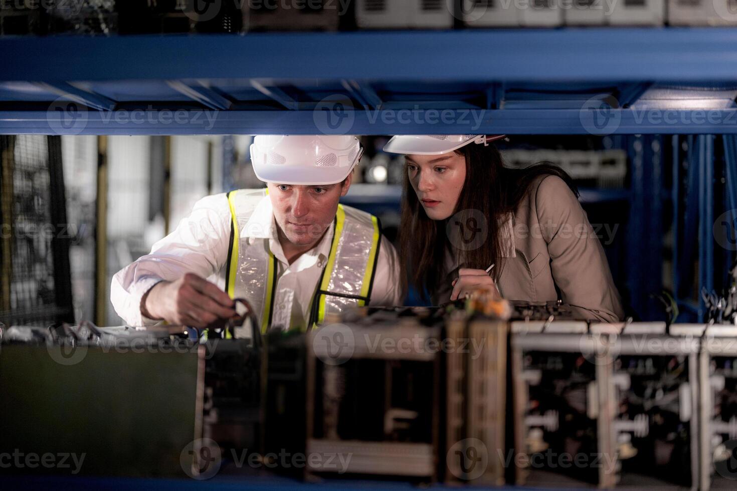 Techniker Ingenieure Mannschaft Überprüfung das Maschine und Instandhaltung Service. Arbeitskräfte suchen beim schonen Teile im Lager beim Warenhaus Fabrik. Arbeiter mit ein Checkliste suchen auf Teil von Maschine Teile. foto