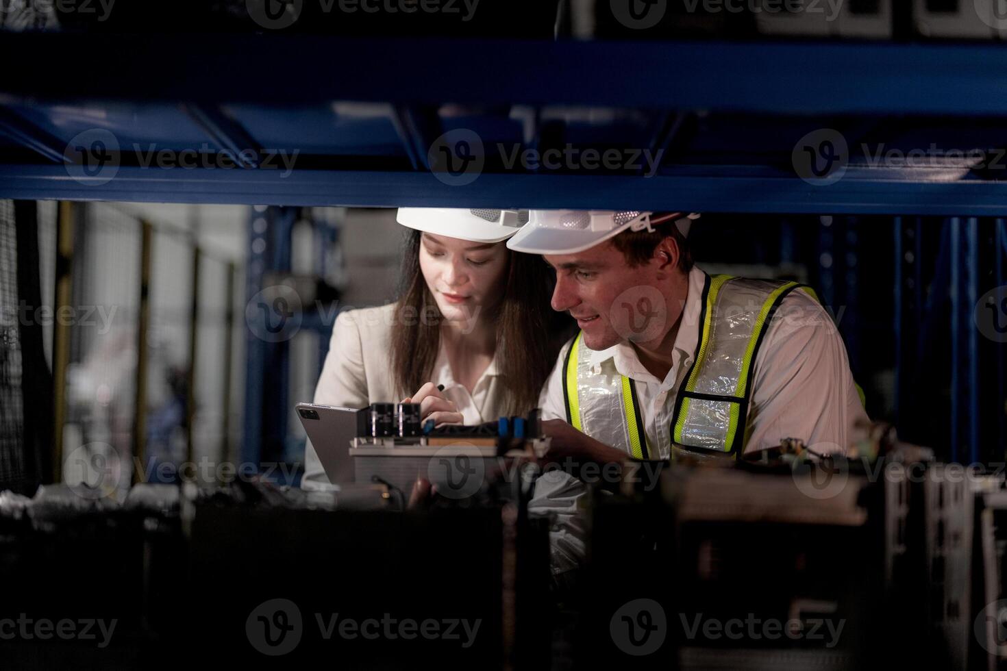 Überprüfung und inspizieren Metall Maschine Teil Artikel zum Versand. männlich und Frau Arbeiter Überprüfung das Geschäft Fabrik. Industrie Fabrik Lagerhaus. das Warenhaus von schonen Teil zum Maschinen und Fahrzeuge. foto