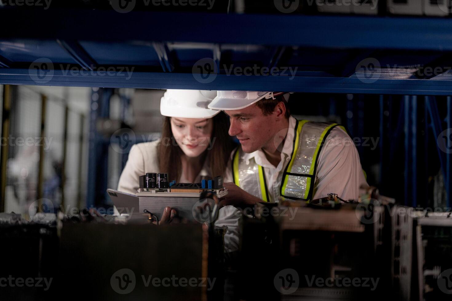 Techniker Ingenieure Mannschaft Überprüfung das Maschine und Instandhaltung Service. Arbeitskräfte suchen beim schonen Teile im Lager beim Warenhaus Fabrik. Arbeiter mit ein Checkliste suchen auf Teil von Maschine Teile. foto