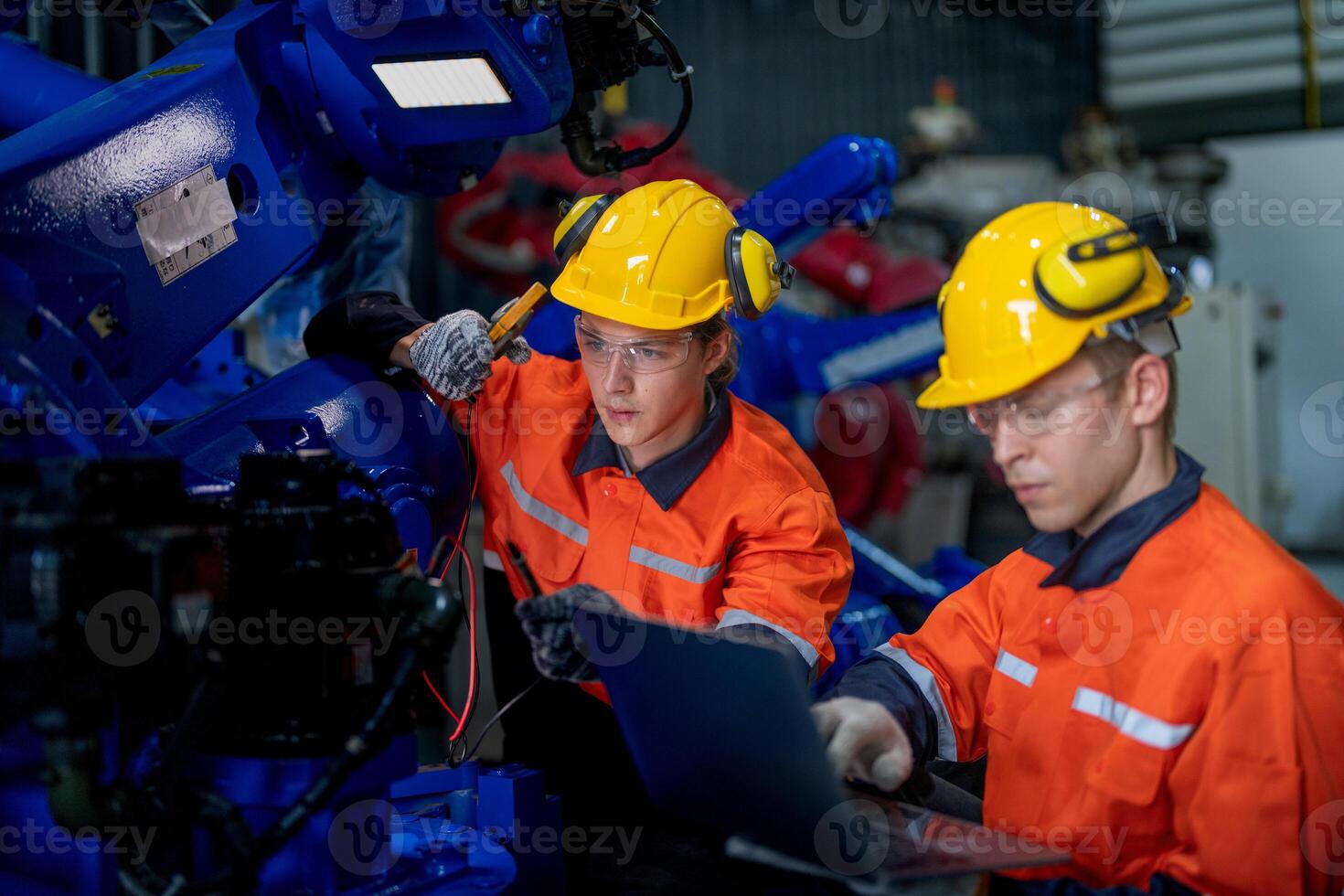 männlich Ingenieur Arbeitskräfte Instandhaltung automatisch Roboter Arm Maschine im ein Fabrik. Arbeiter Überprüfung und reparieren automatisch Roboter Hand Maschine. Techniker Arbeiter prüfen zum Reparatur Fabrik Maschine. foto