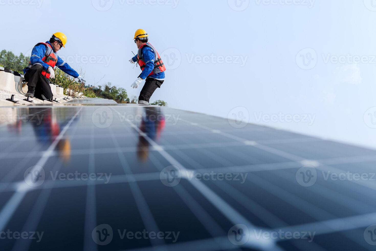 männlich Arbeitskräfte Reparatur schwebend Solar- Paneele auf Wasser See. Ingenieure konstruieren auf Seite? ˅ schwebend Solar- Paneele beim Sonne Licht. sauber Energie zum Zukunft Leben. industriell verlängerbar Energie von Grün Leistung. foto