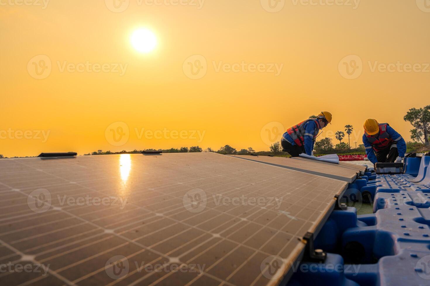 männlich Arbeitskräfte Reparatur schwebend Solar- Paneele auf Wasser See. Ingenieure konstruieren auf Seite? ˅ schwebend Solar- Paneele beim Sonne Licht. sauber Energie zum Zukunft Leben. industriell verlängerbar Energie von Grün Leistung. foto