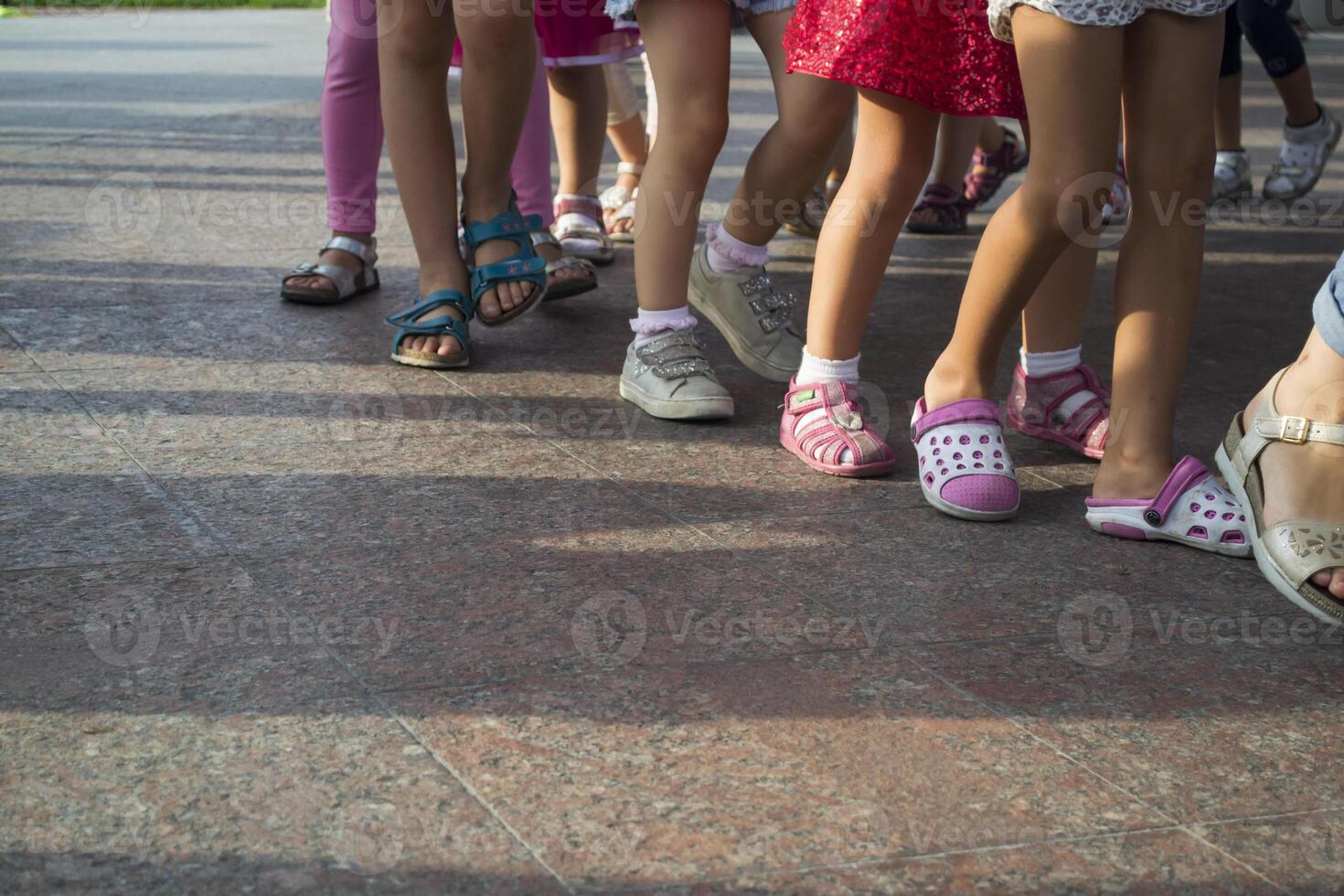 Kinder- Füße einer durch eins. foto