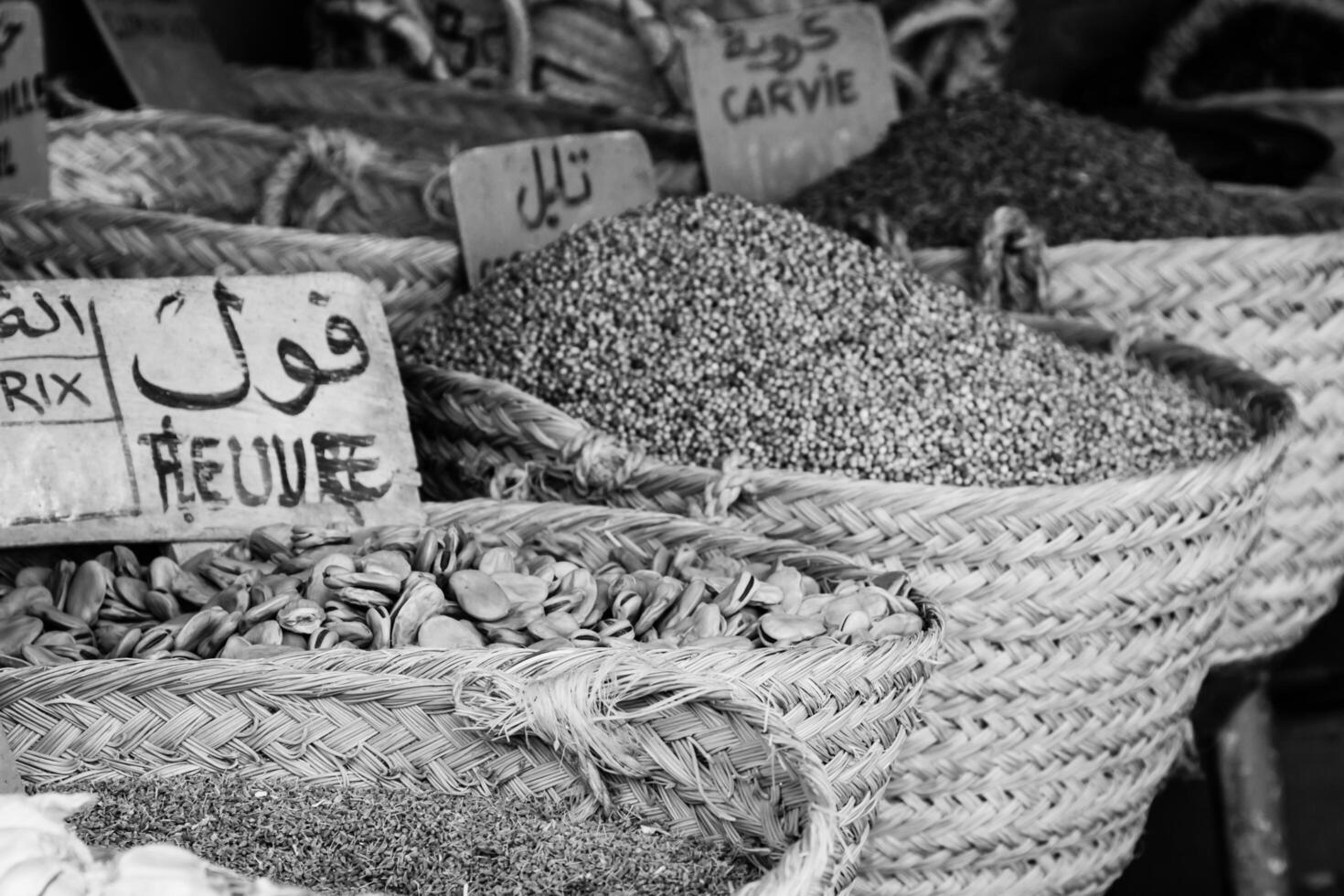 schön lebendig orientalisch Markt mit Körbe voll von verschiedene Gewürze foto