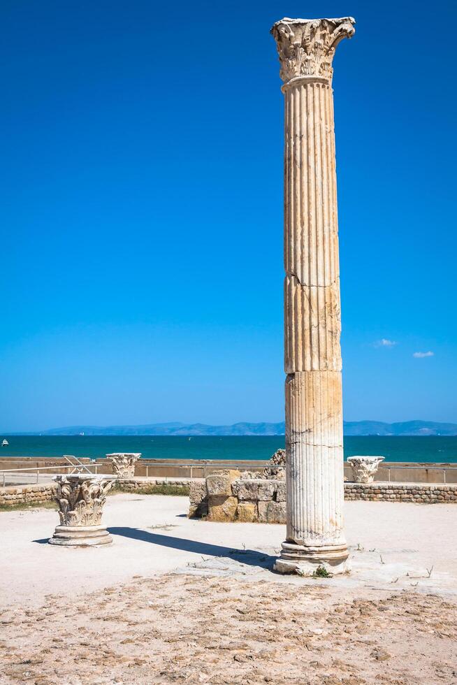uralt Ruinen beim Karthago, Tunesien mit das Mittelmeer Meer im das Hintergrund foto