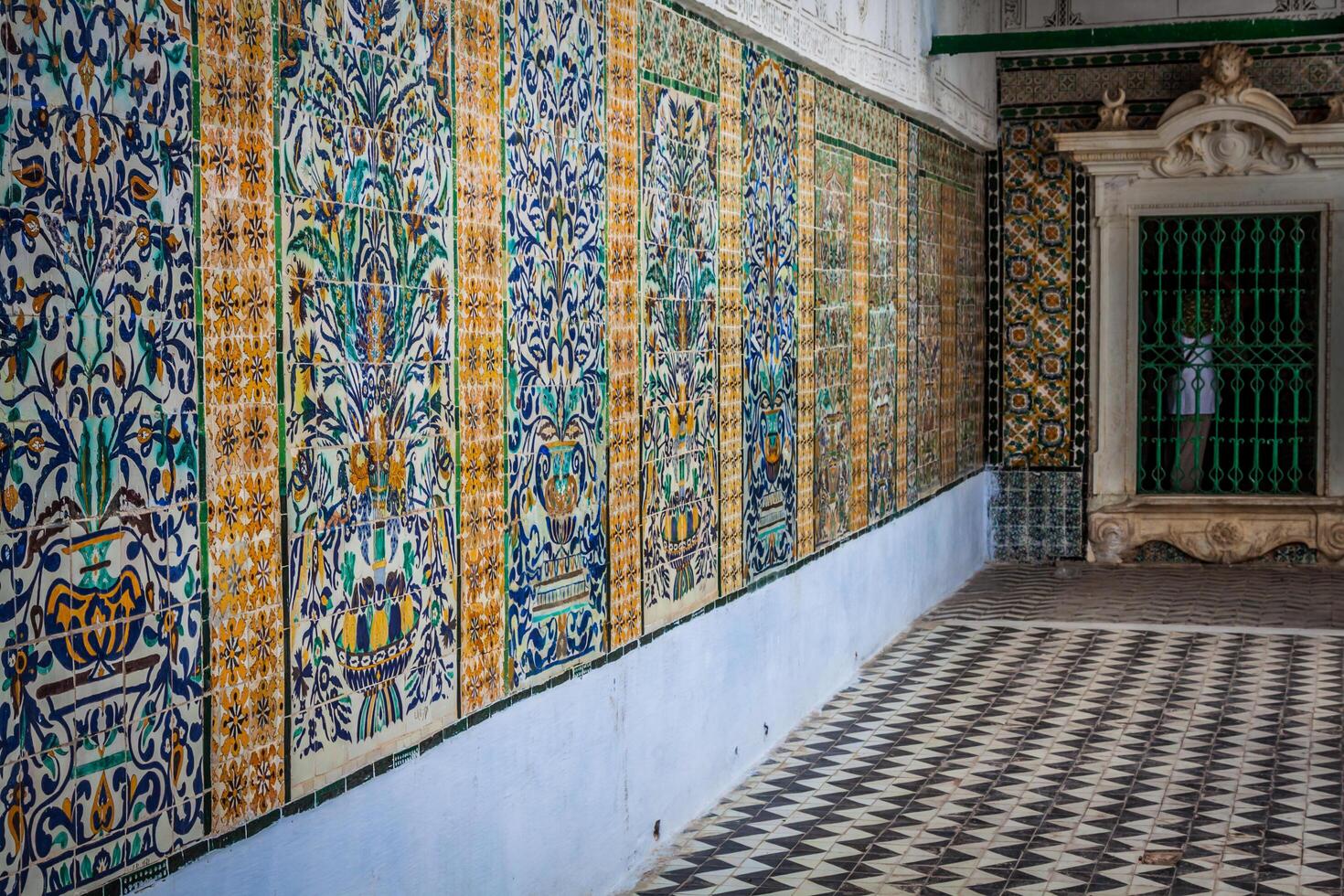 tunesien. Kairouan - - das Zaouia von Sidi saheb das Friseur Moschee Fragment von Keramik gefliest Panel mit Blumen- und architektonisch Motive foto