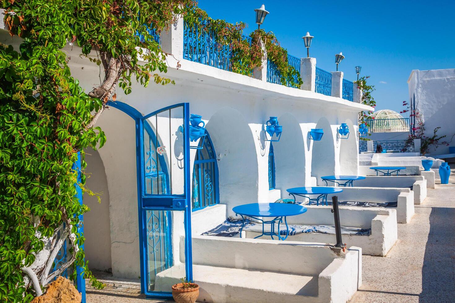 tunesisch Restaurant Nahansicht. Sidi Bou genannt - - Stadt, Dorf im Nord Tunesien bekannt zum es ist Blau und Weiß die Architektur foto