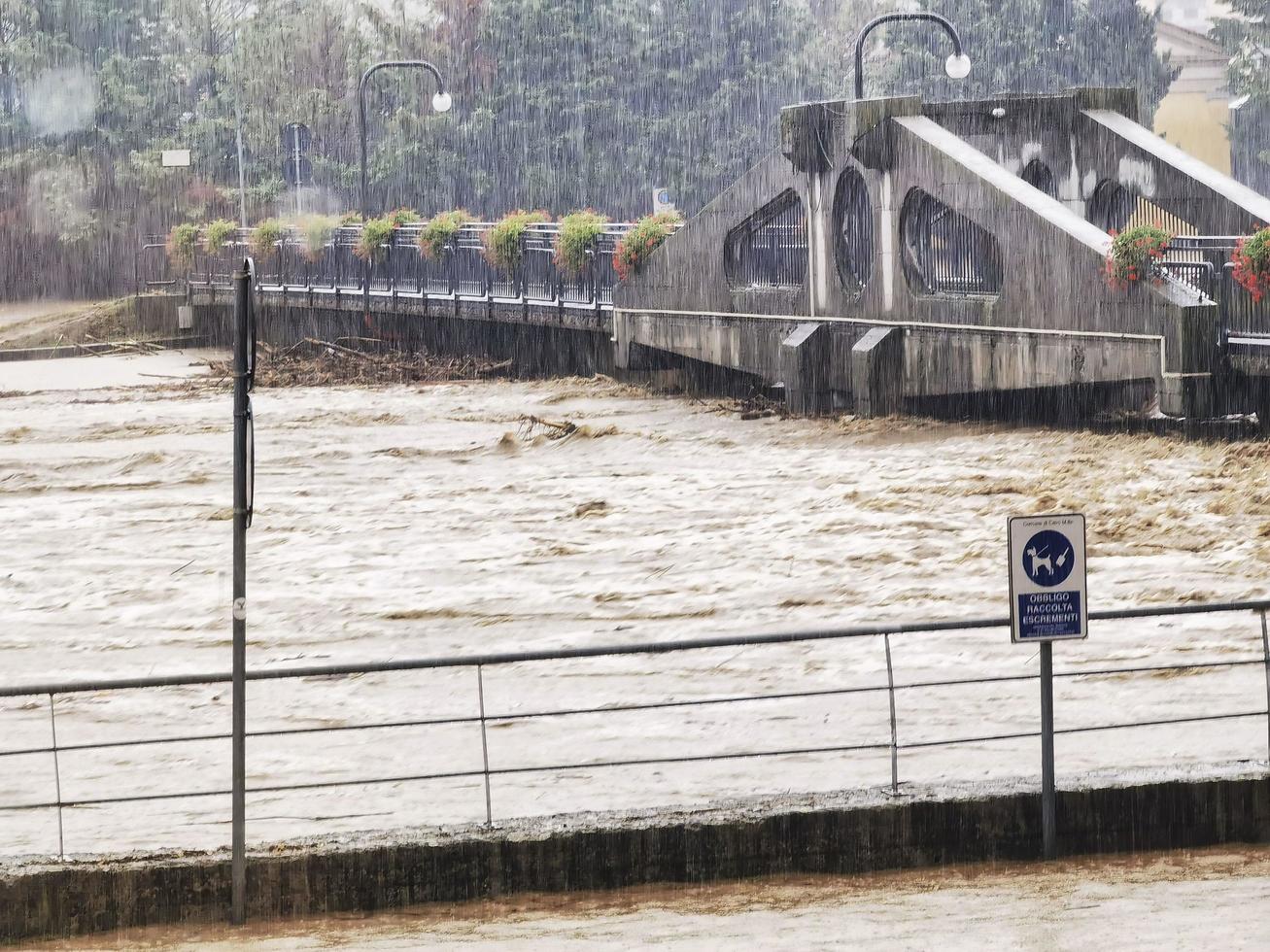Bilder von Flüssen bei Hochwasser, Überschwemmungen und Katastrophen im Zusammenhang mit Herbstregen foto