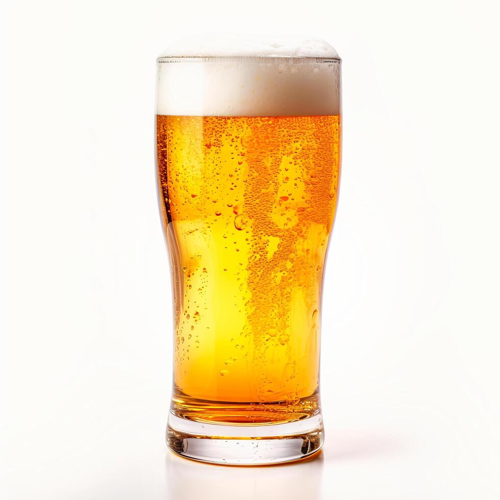 ai generiert Glas von Bier auf Weiß Hintergrund foto