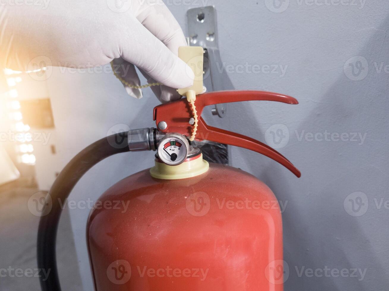 prüfen und Inspektion das Druck Spur Ventil Feuer Feuerlöscher, Bedingung Pulver auf das Tube Feuer Feuerlöscher. foto