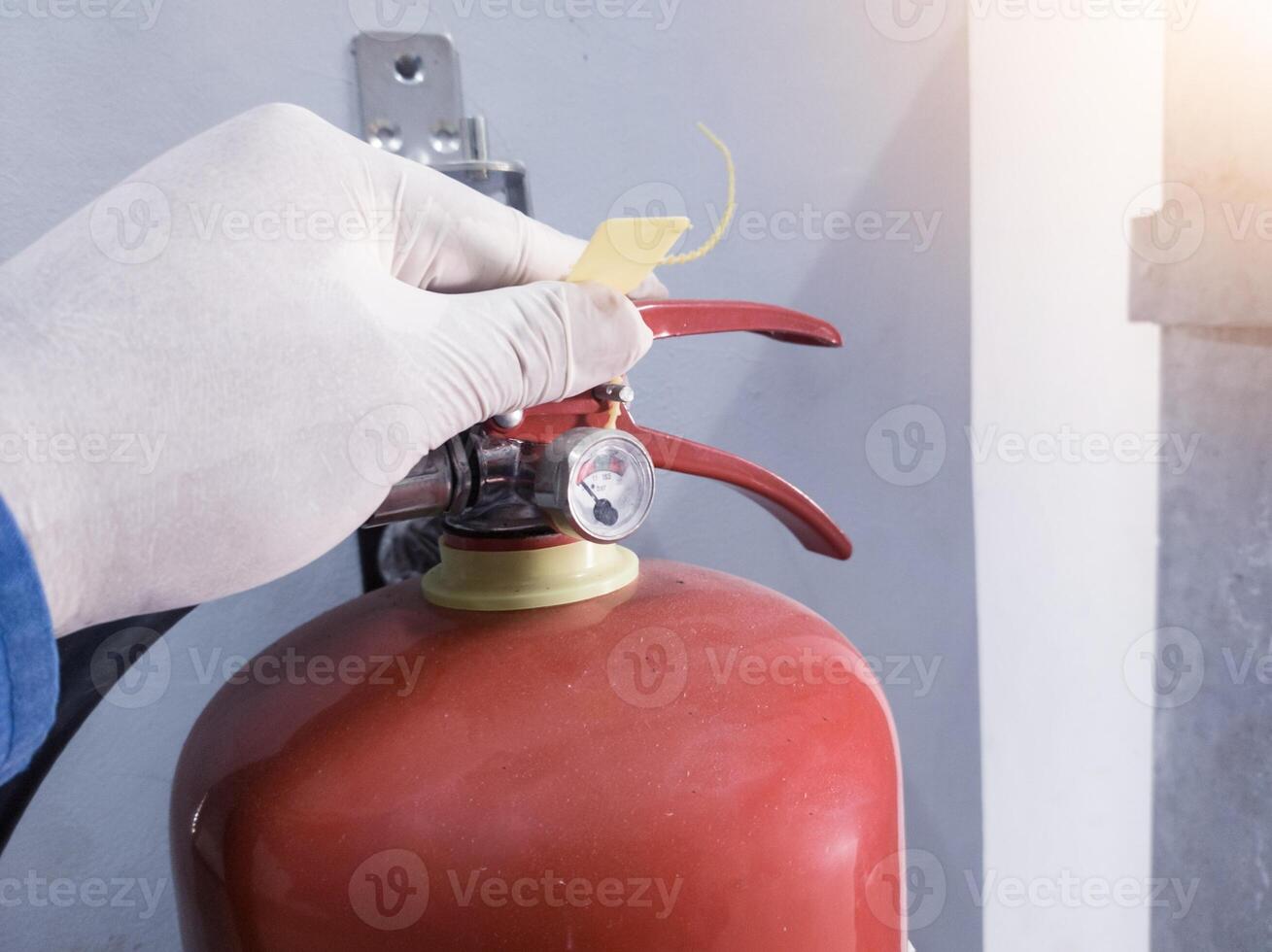 prüfen und Inspektion das Druck Spur Ventil Feuer Feuerlöscher, Bedingung Pulver auf das Tube Feuer Feuerlöscher. foto