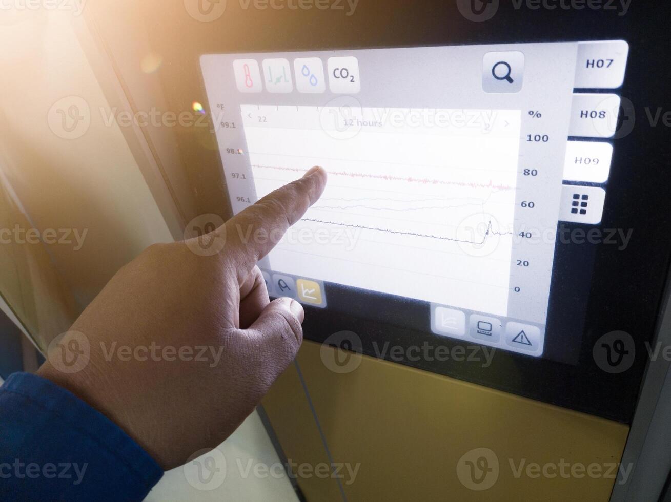 das Ingenieur ein Ingenieur ist zeigen beim ein Anzeige Daten Grafik auf Anzeige Technologie von Brüterei Maschine. foto