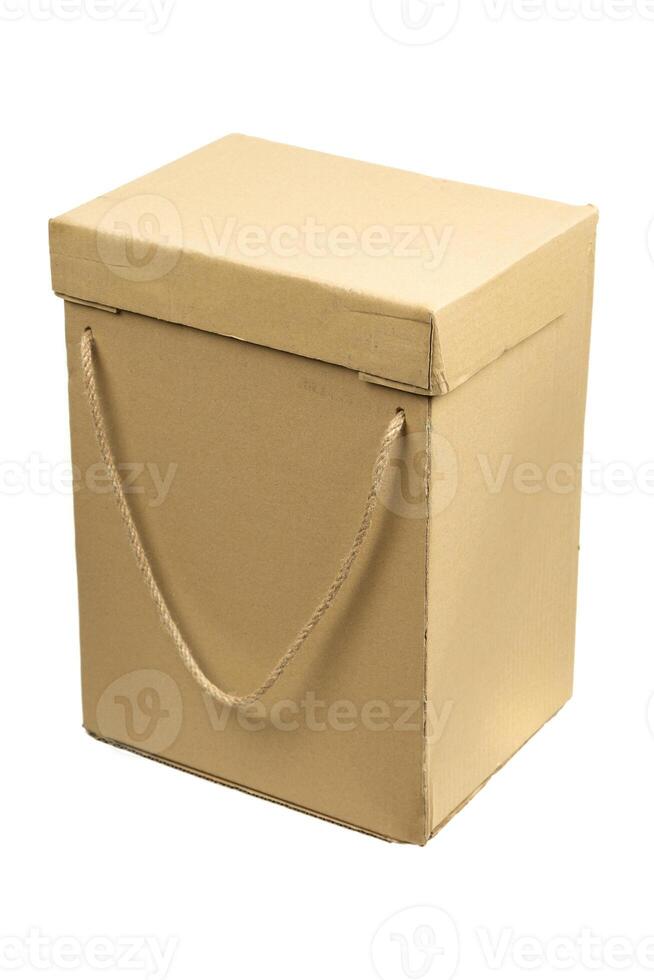 rechteckig Karton Box mit Seil Deckel und Griffe. geschlossen Box isolieren auf ein Weiß zurück foto