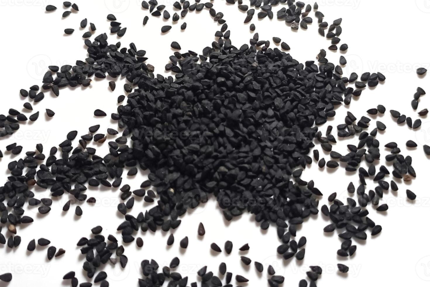schwarz Kreuzkümmel Saat Stapel isoliert auf Weiß Hintergrund foto