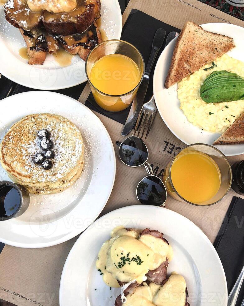 Frühstück mit Pfannkuchen, durcheinander Eier, Kaffee und Orange Saft. foto