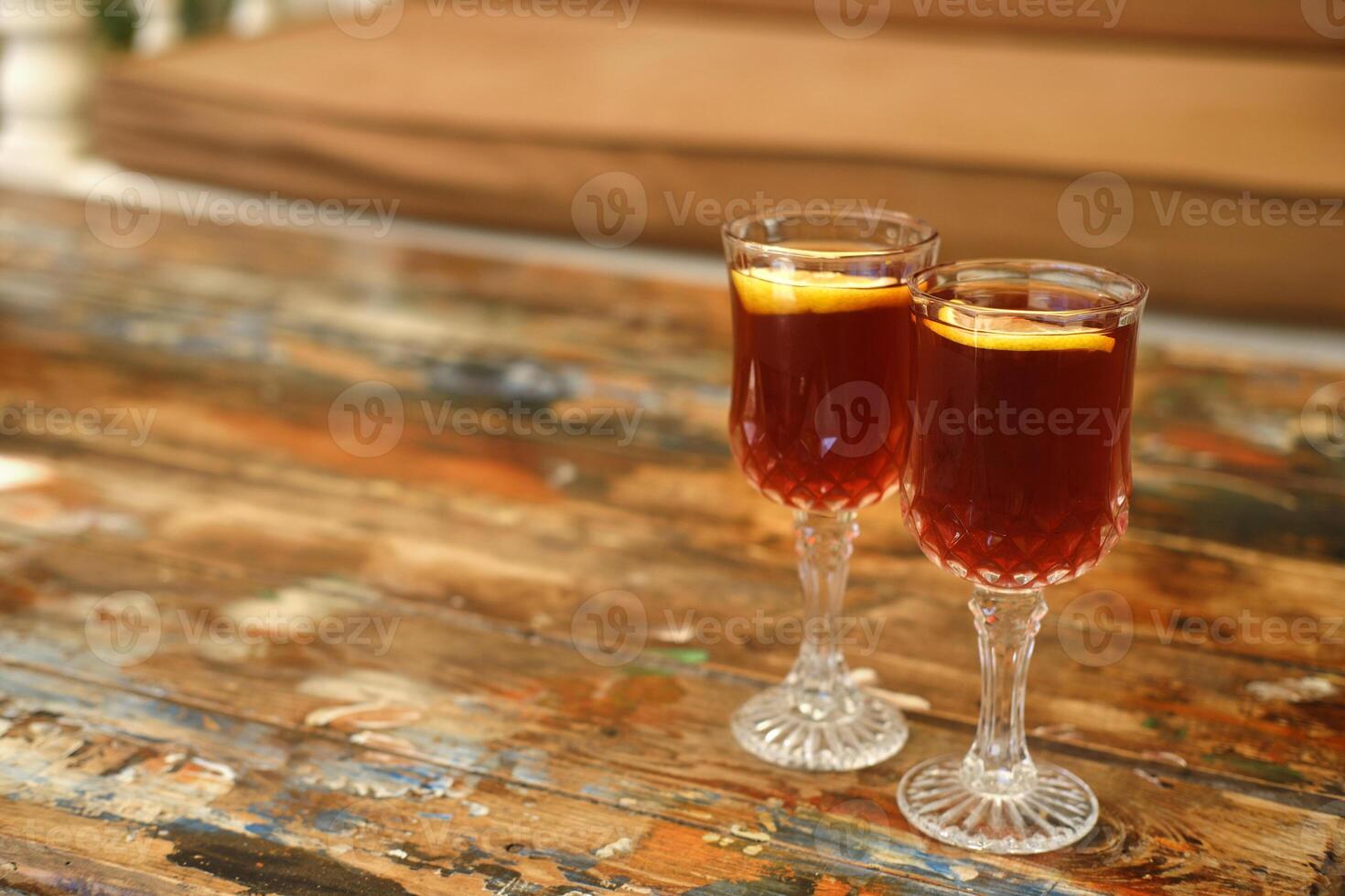 elegant Getränke mit Orange Keile auf texturiert Holz foto
