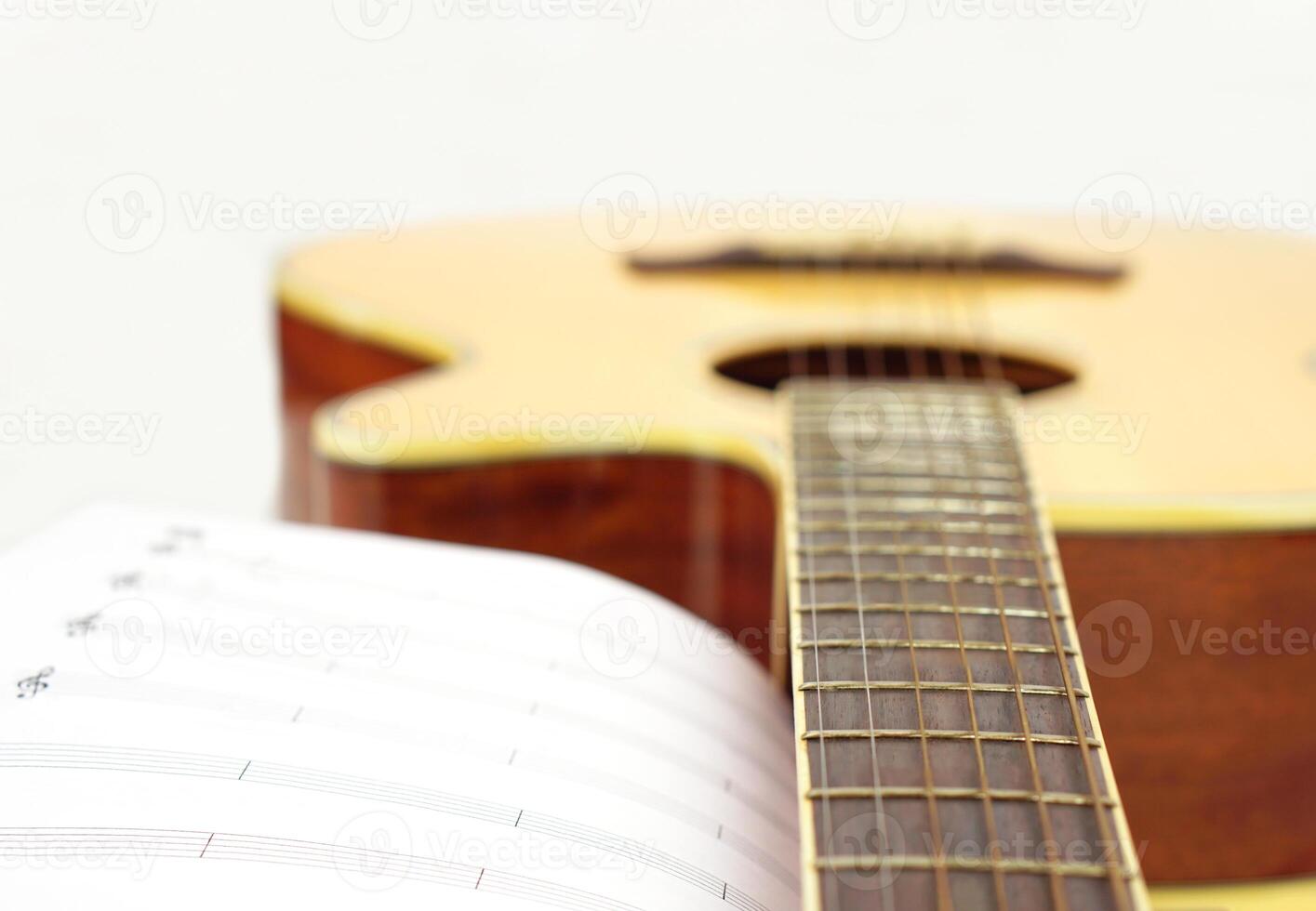 akustisch Gitarre mit Musik- Anmerkungen gegen Weiß Hintergrund. Unterhaltung, Liebe und Musik- Konzept. foto