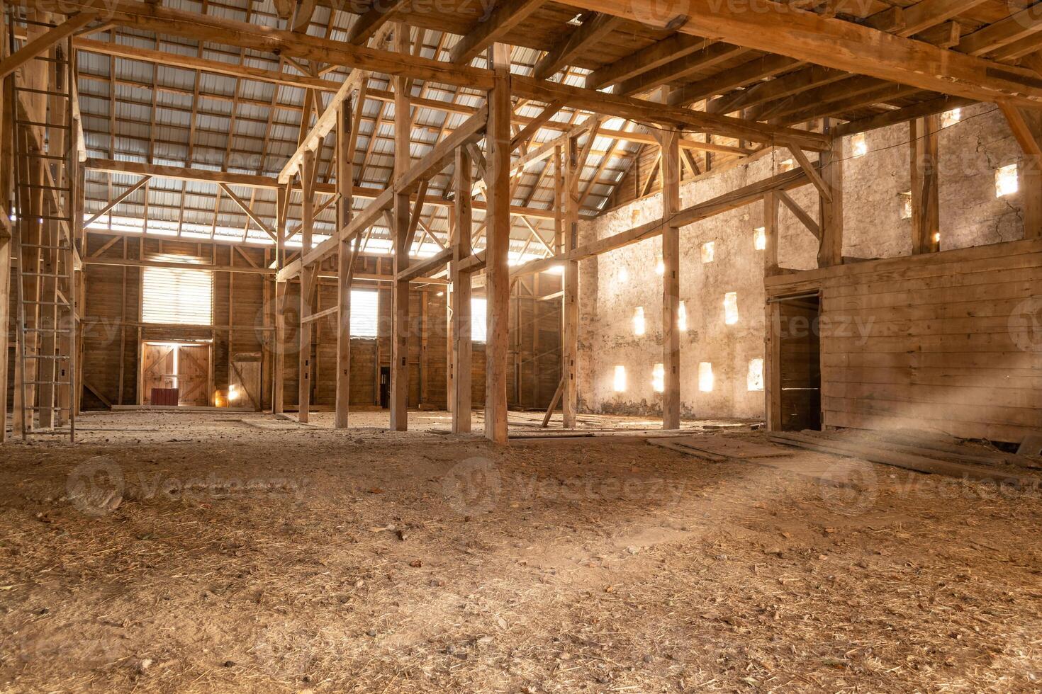 sonnendurchflutet Balken im ein leer, staubig Bauernhaus mit alt hölzern Struktur foto