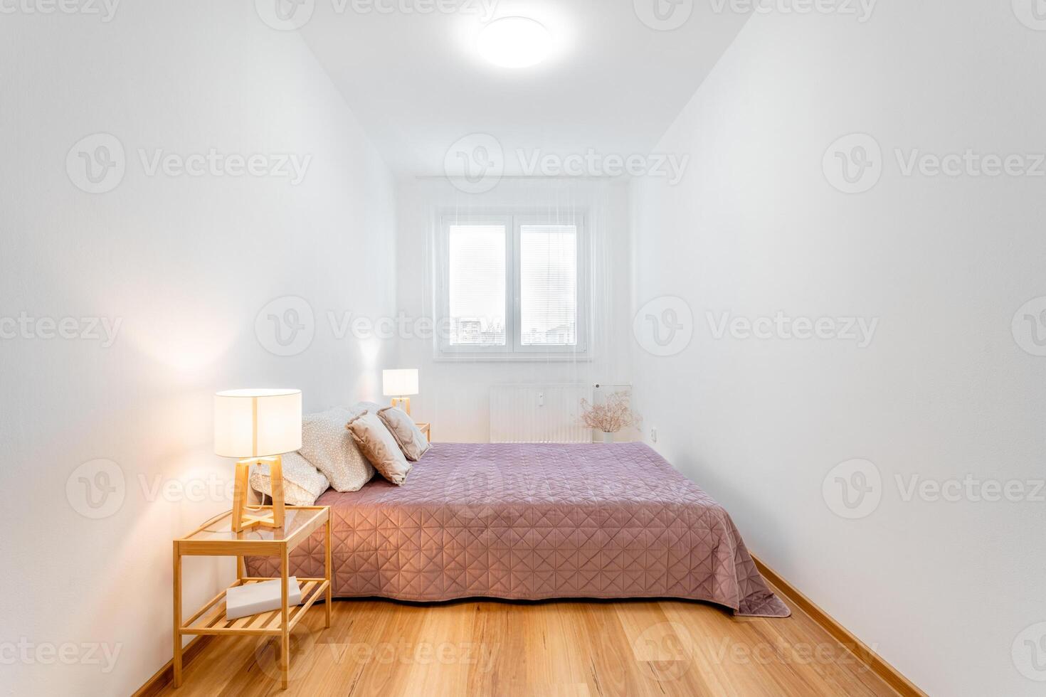 gemütlich modern Schlafzimmer Innere mit natürlich Licht foto