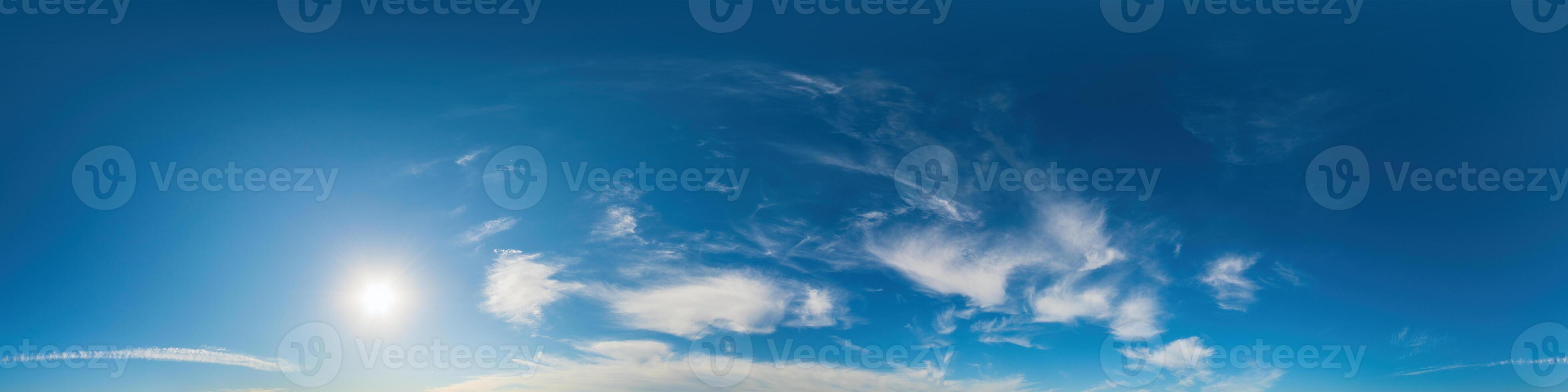 Blau Himmel Panorama mit Cirrus Wolken. nahtlos hdr 360 Grad Pano im kugelförmig gleichwinklig Format. Himmel Kuppel oder Zenit zum 3d Visualisierung, Spiel und Himmel Ersatz zum Antenne Drohne 360 Panoramen foto